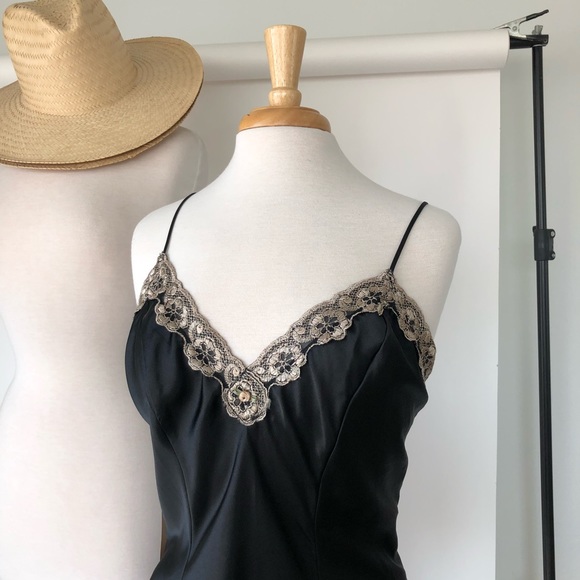 SOLD ❌ VINTAGE BLACK NIGHTDRESS WITH SCALLOP TRIM - Picture 7 of 8